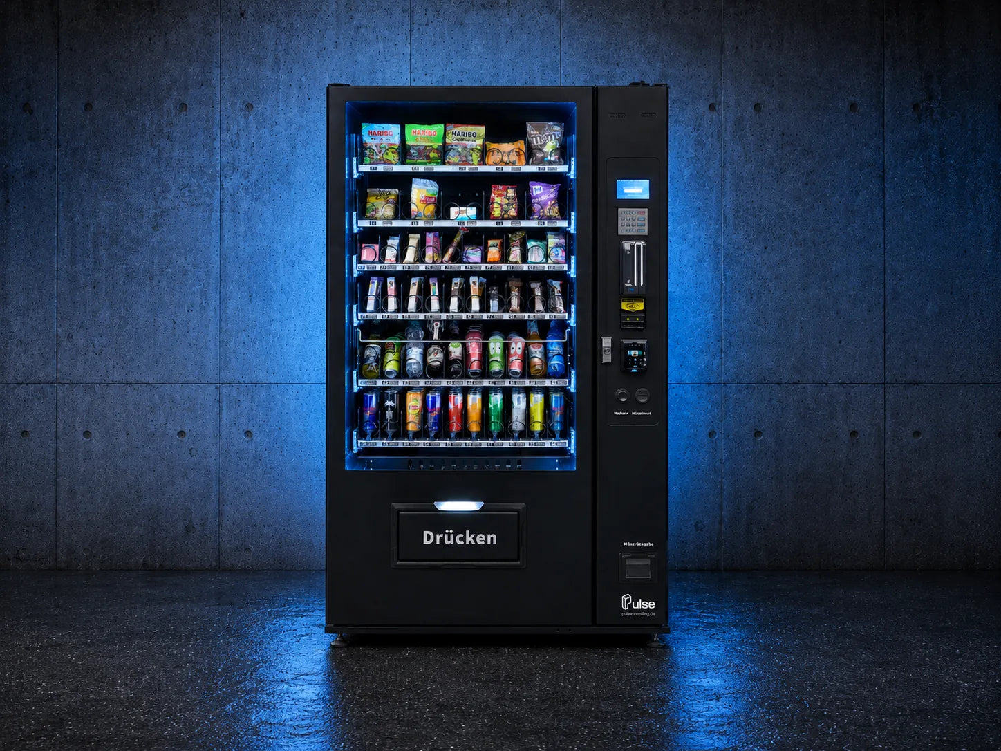 PV1100 Snackautomat mit Snacks und Getränken vor blauer Wand